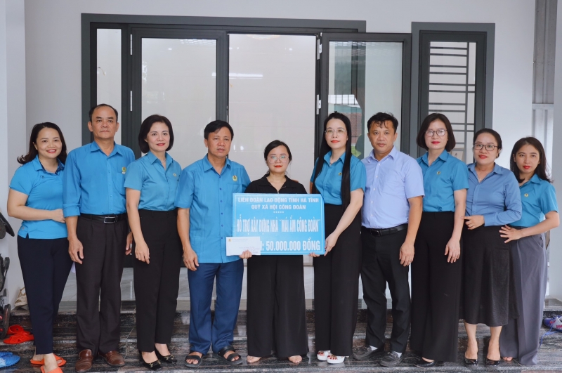 Trao 30 nhà Mái ấm Công đoàn nhân dịp kỷ niệm 95 năm Ngày thành lập Công đoàn Việt Nam
